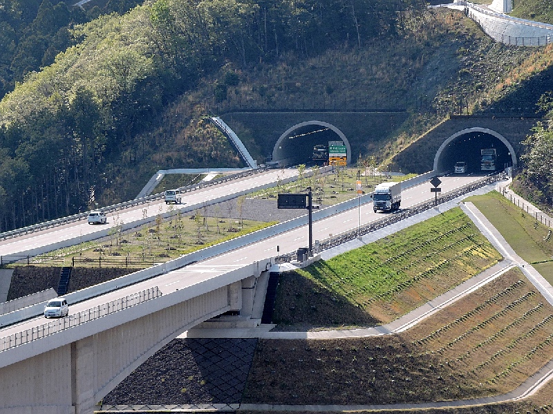 新東名高速道路造成・舗装工事